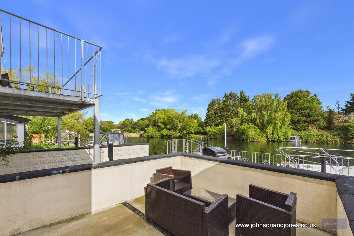 Flat Chertsey Road in Shepperton