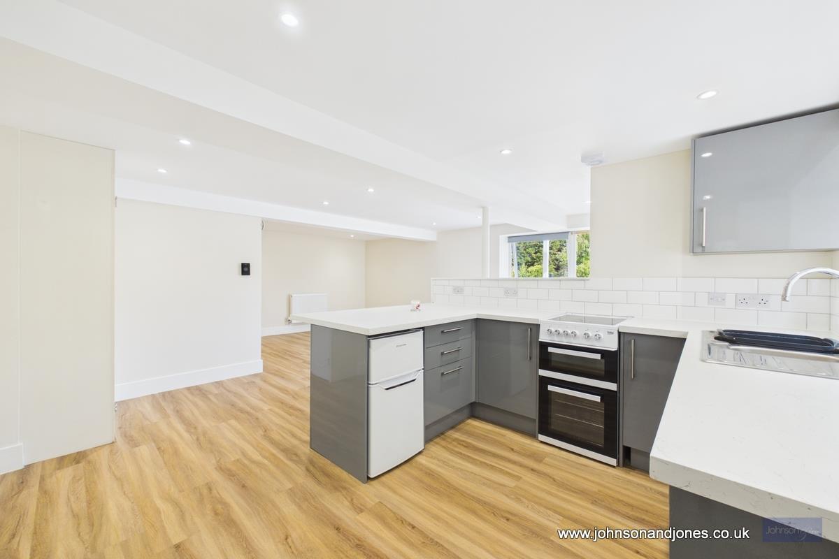 Flat Chertsey Road in Shepperton
