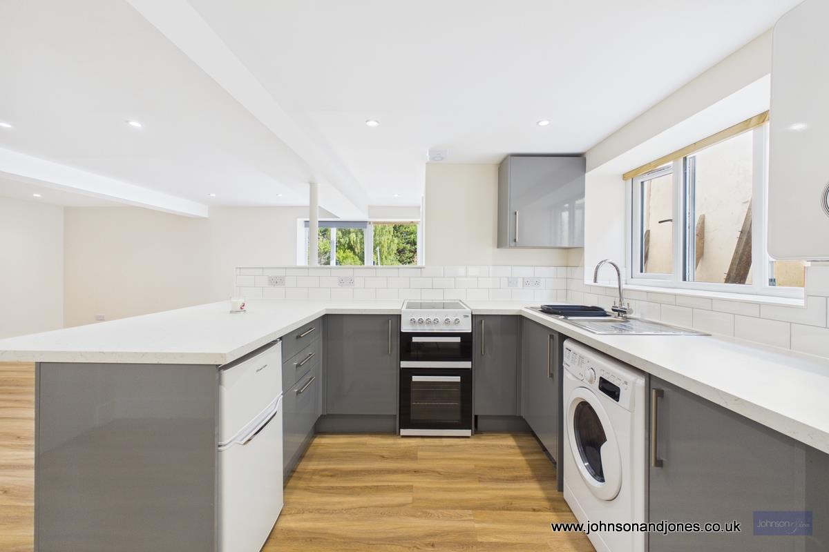 Flat Chertsey Road in Shepperton