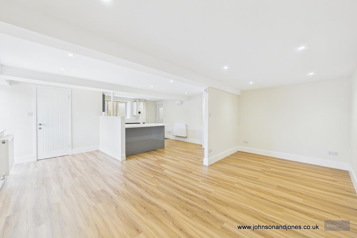 Flat Chertsey Road in Shepperton