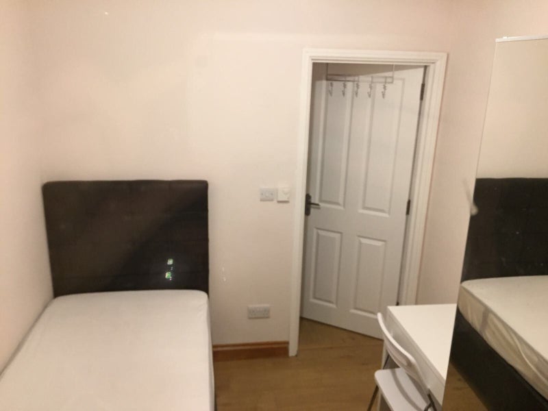 Room Petersfield Rise in Greater London