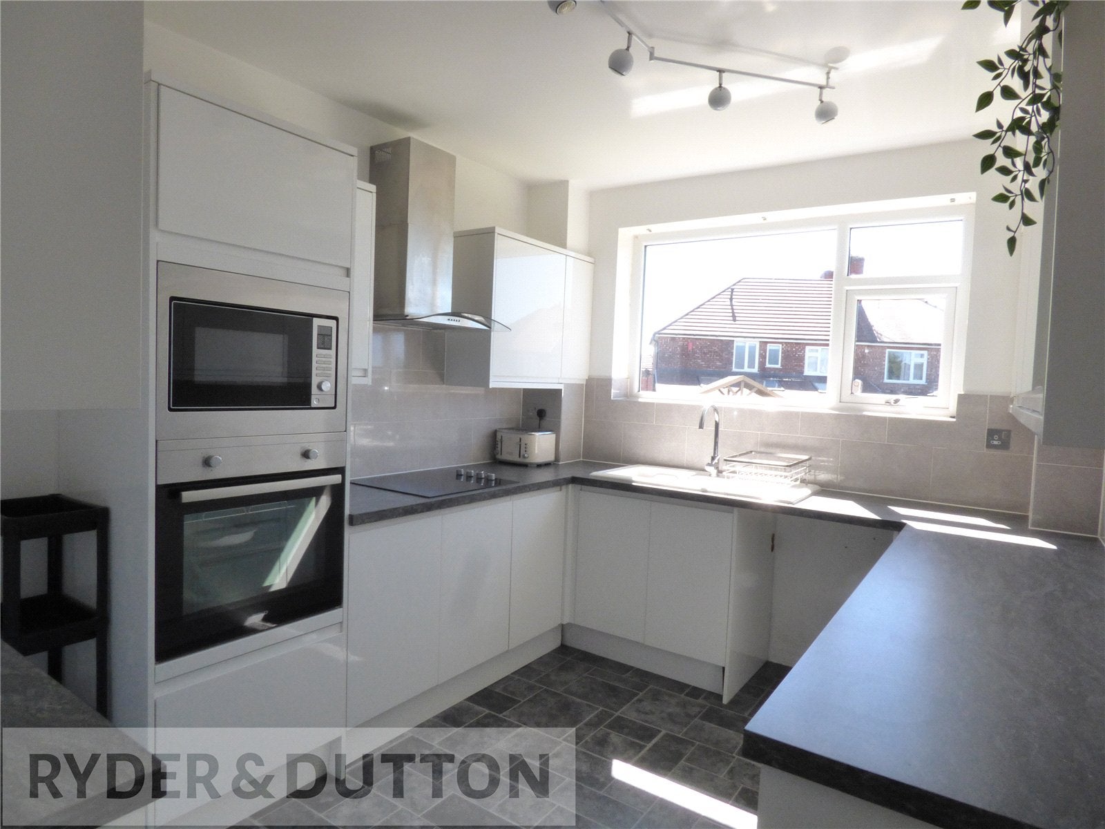Flat Duffield Gardens in Middleton