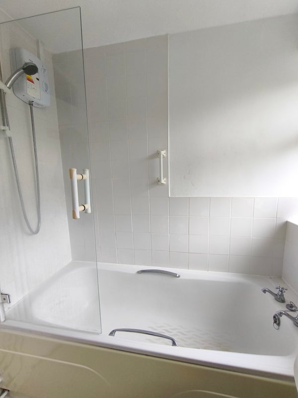 Room Holland Road in Halewood