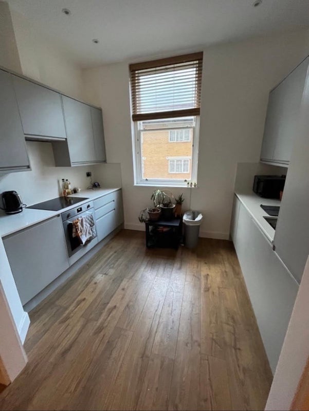 Room Rowhill Road in Greater London