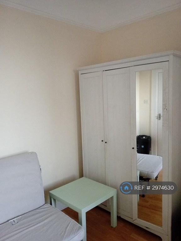 Room Chiswick High Road in Greater London