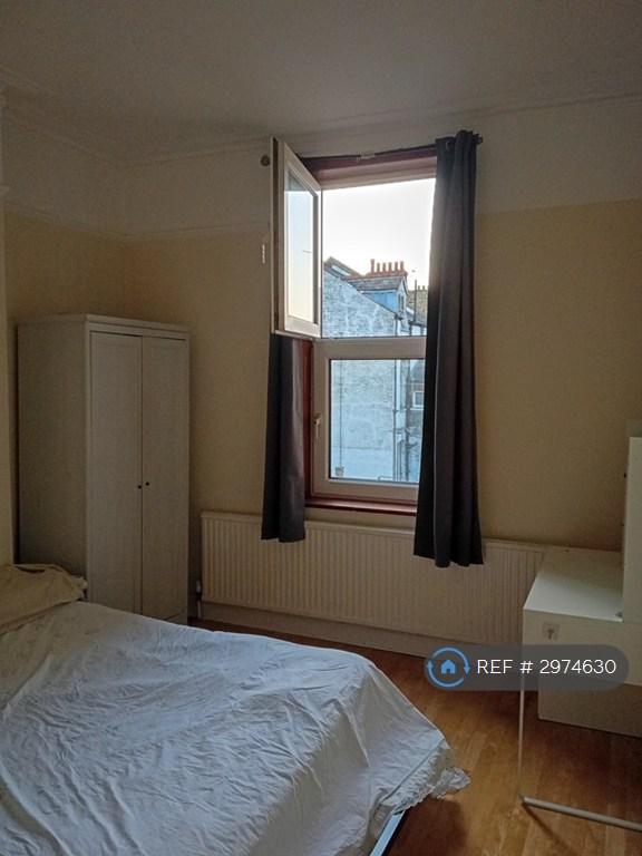 Room Chiswick High Road in Greater London