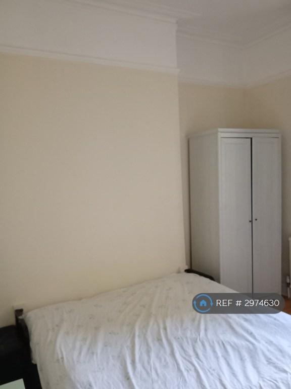 Room Chiswick High Road in Greater London