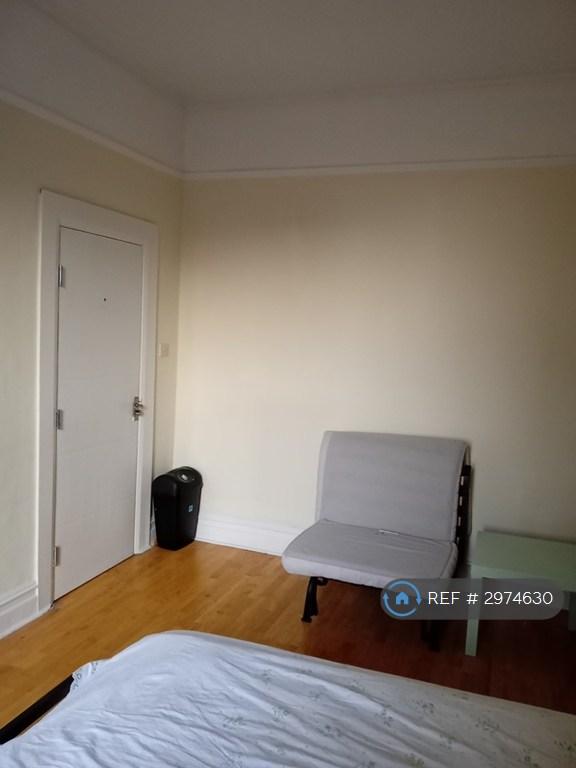 Room Chiswick High Road in Greater London