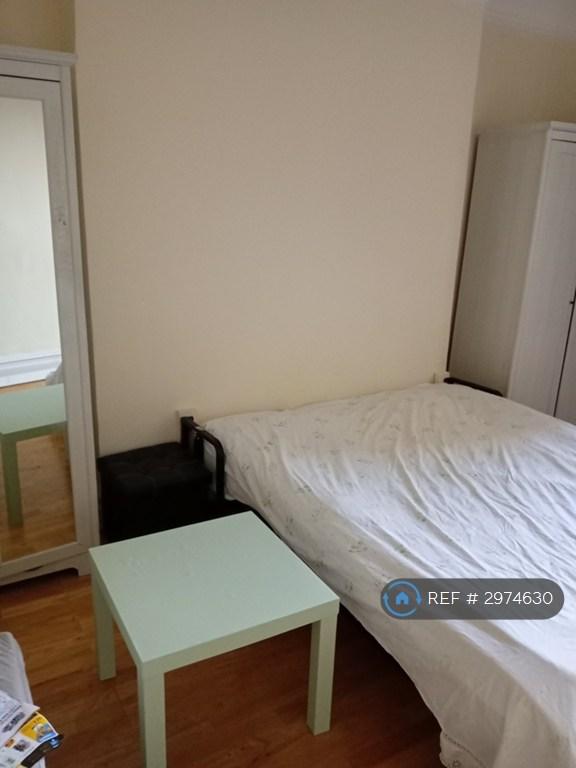 Room Chiswick High Road in Greater London