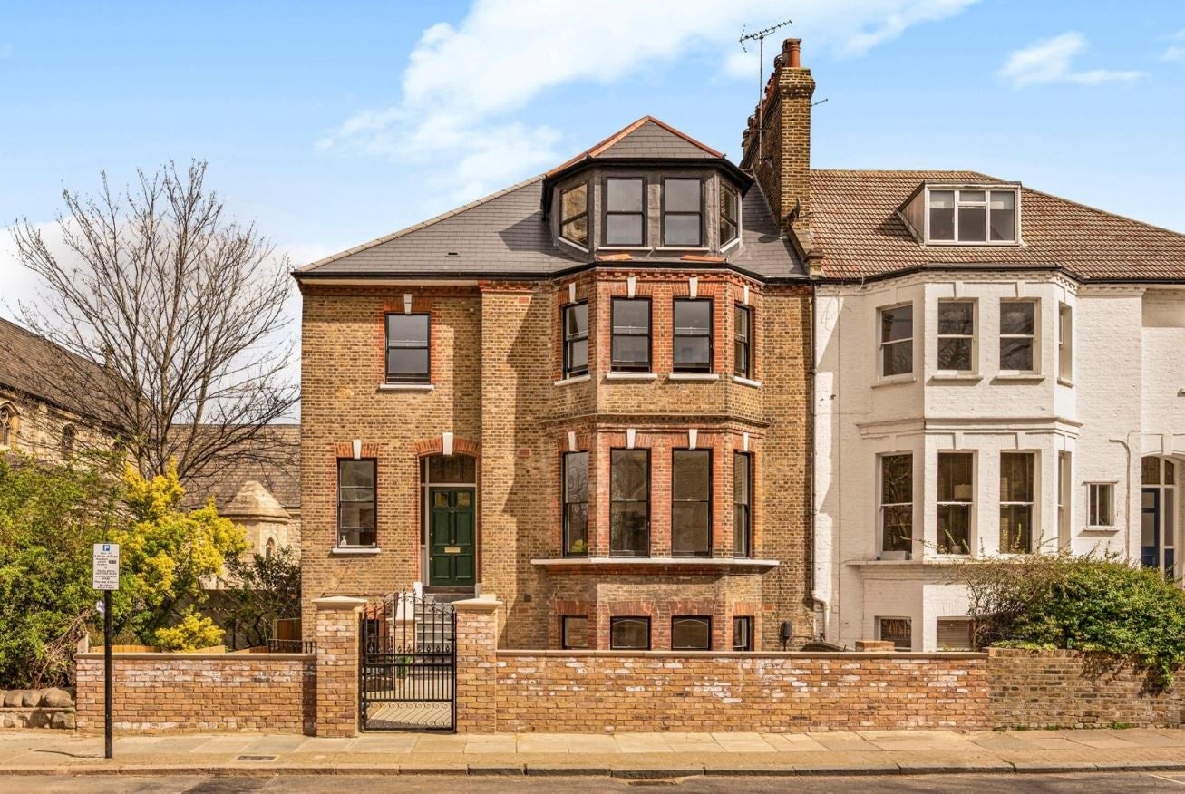 Flat Hillmarton Road in Greater London