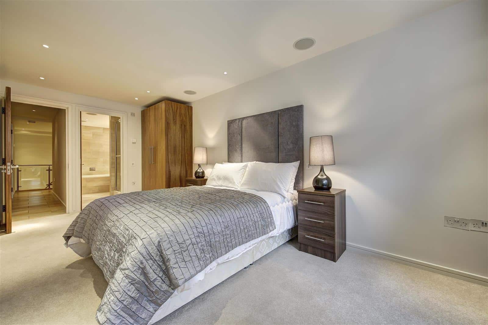 Flat Kensington High Street in Greater London