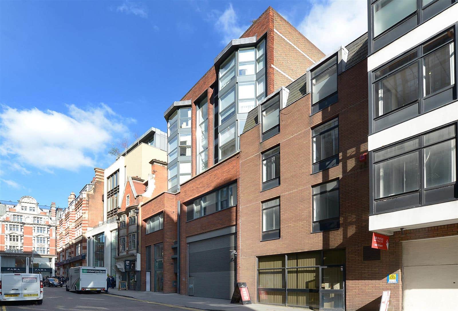Flat Kensington High Street in Greater London