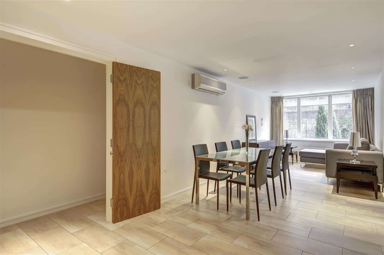 Flat Kensington High Street in Greater London