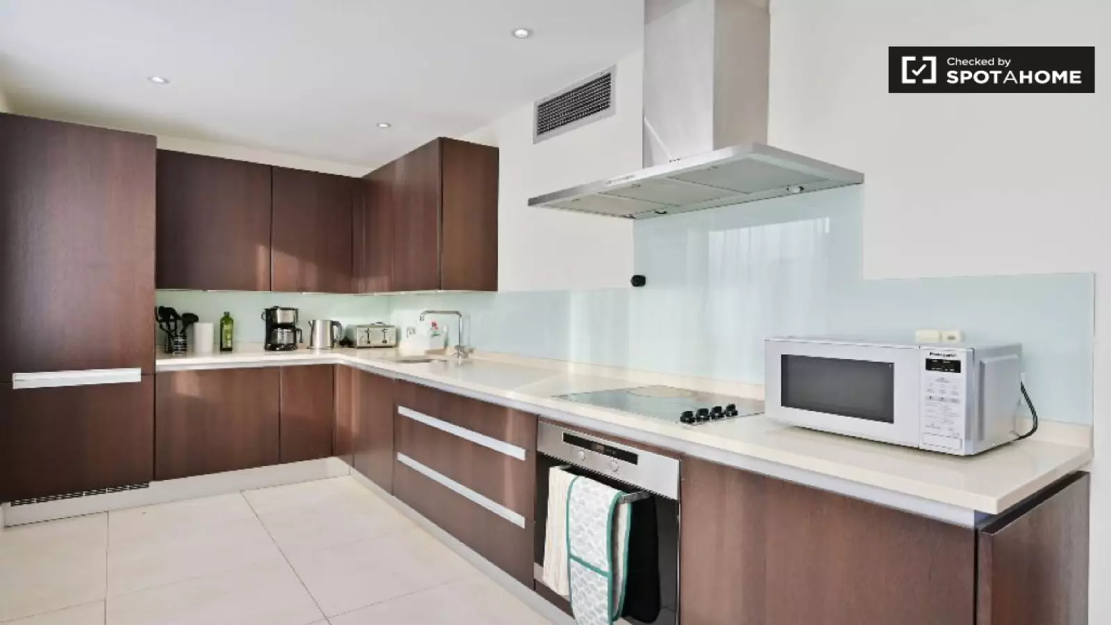Flat Burston Road in Greater London