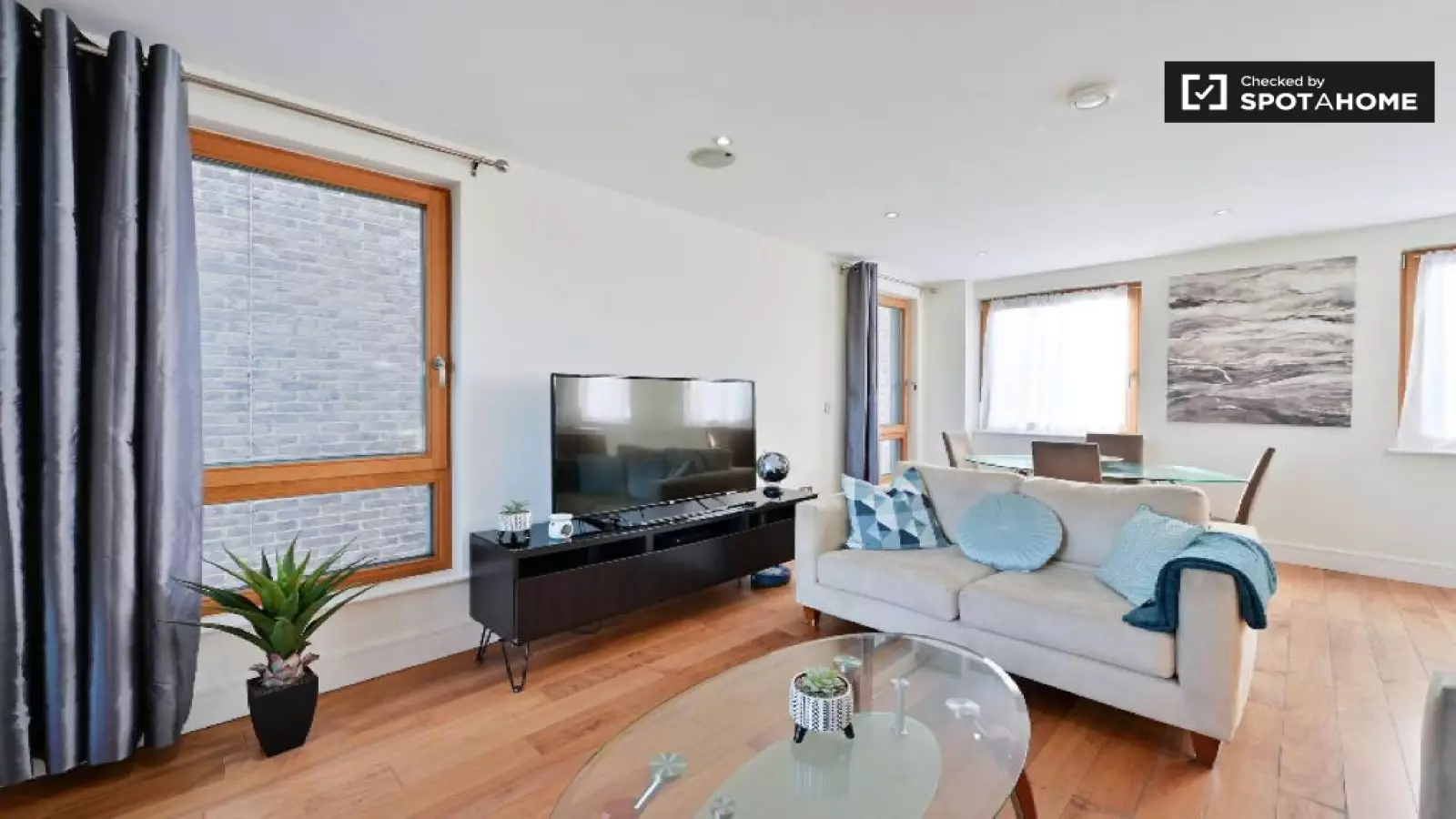 Flat Burston Road in Greater London