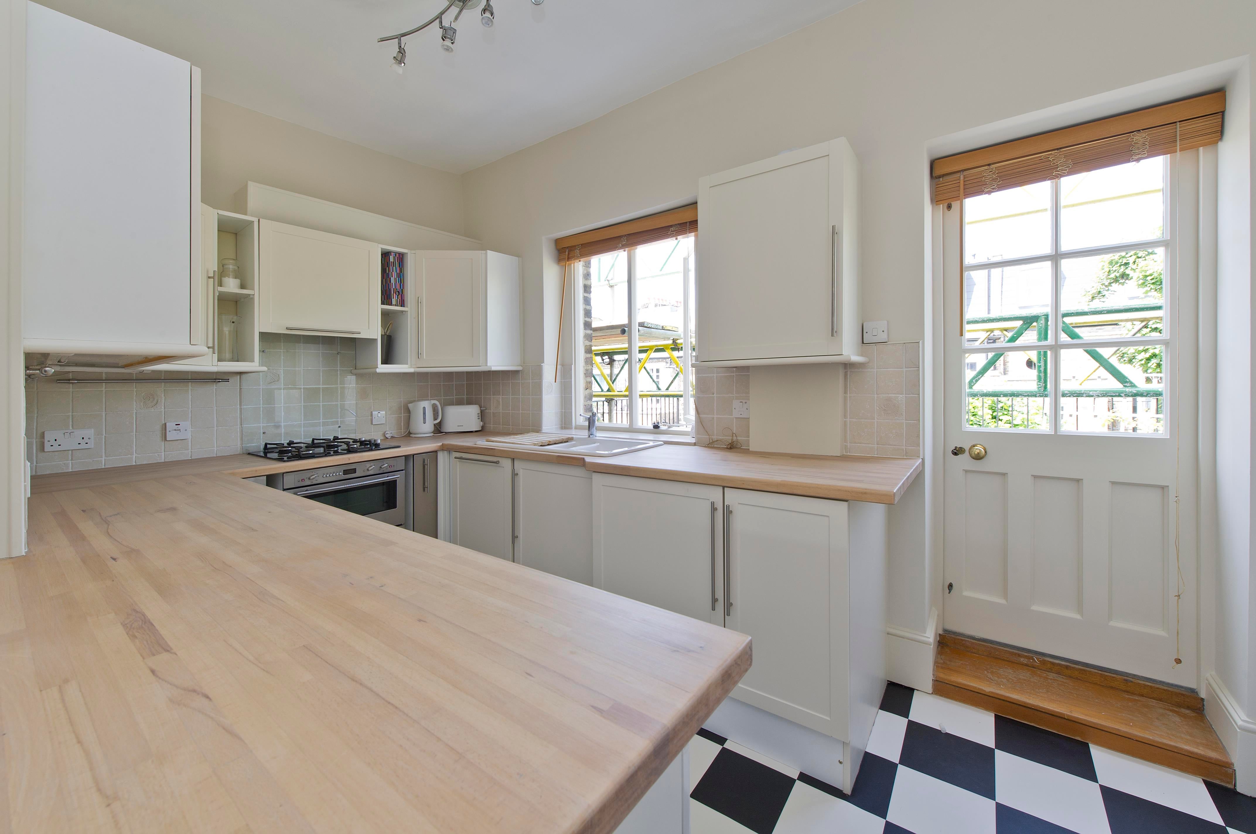 Flat Girdlers Road in Greater London