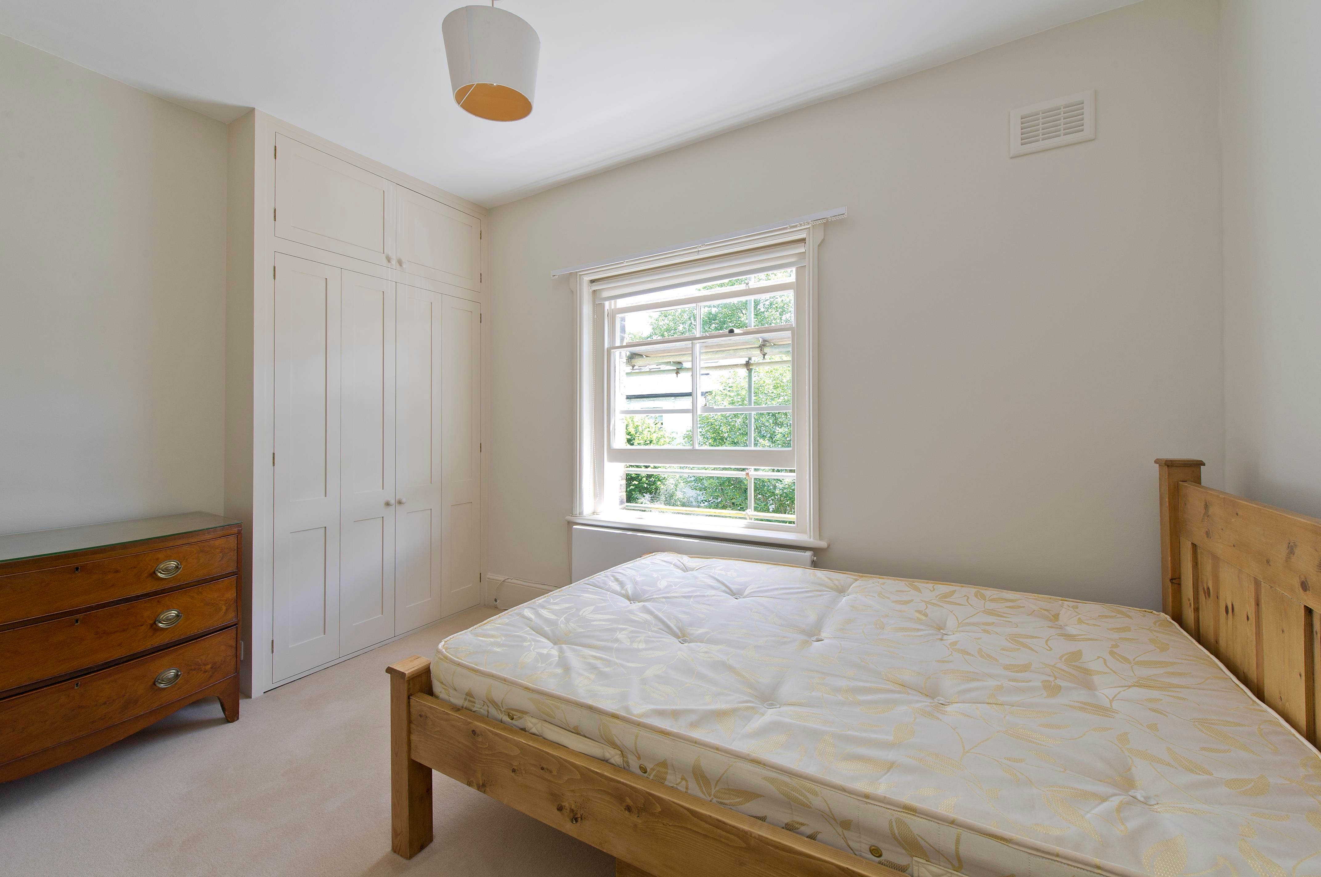 Flat Girdlers Road in Greater London