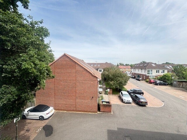 Flat Royal Court in Watford