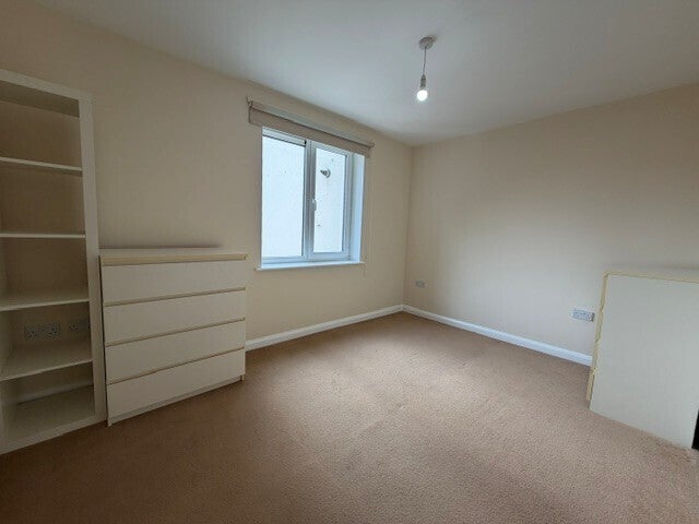 Flat Royal Court in Watford