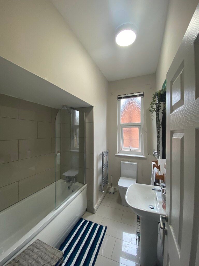 Flat Old Lansdowne Road in Manchester