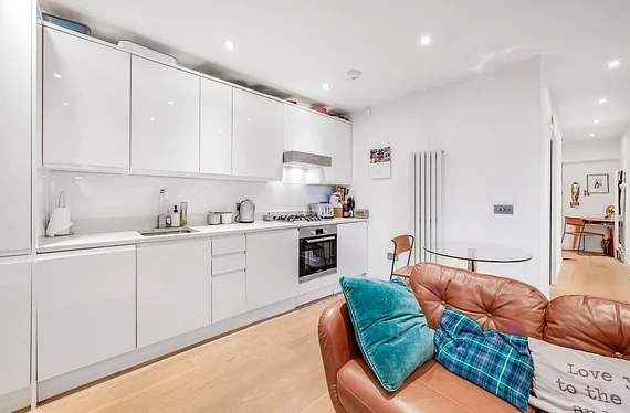 Flat Dewhurst Road in Greater London