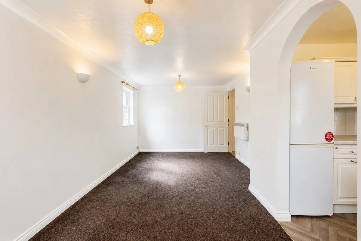 Flat Monmouth Close in Greater London