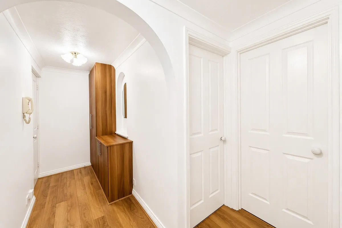 Flat Monmouth Close in Greater London