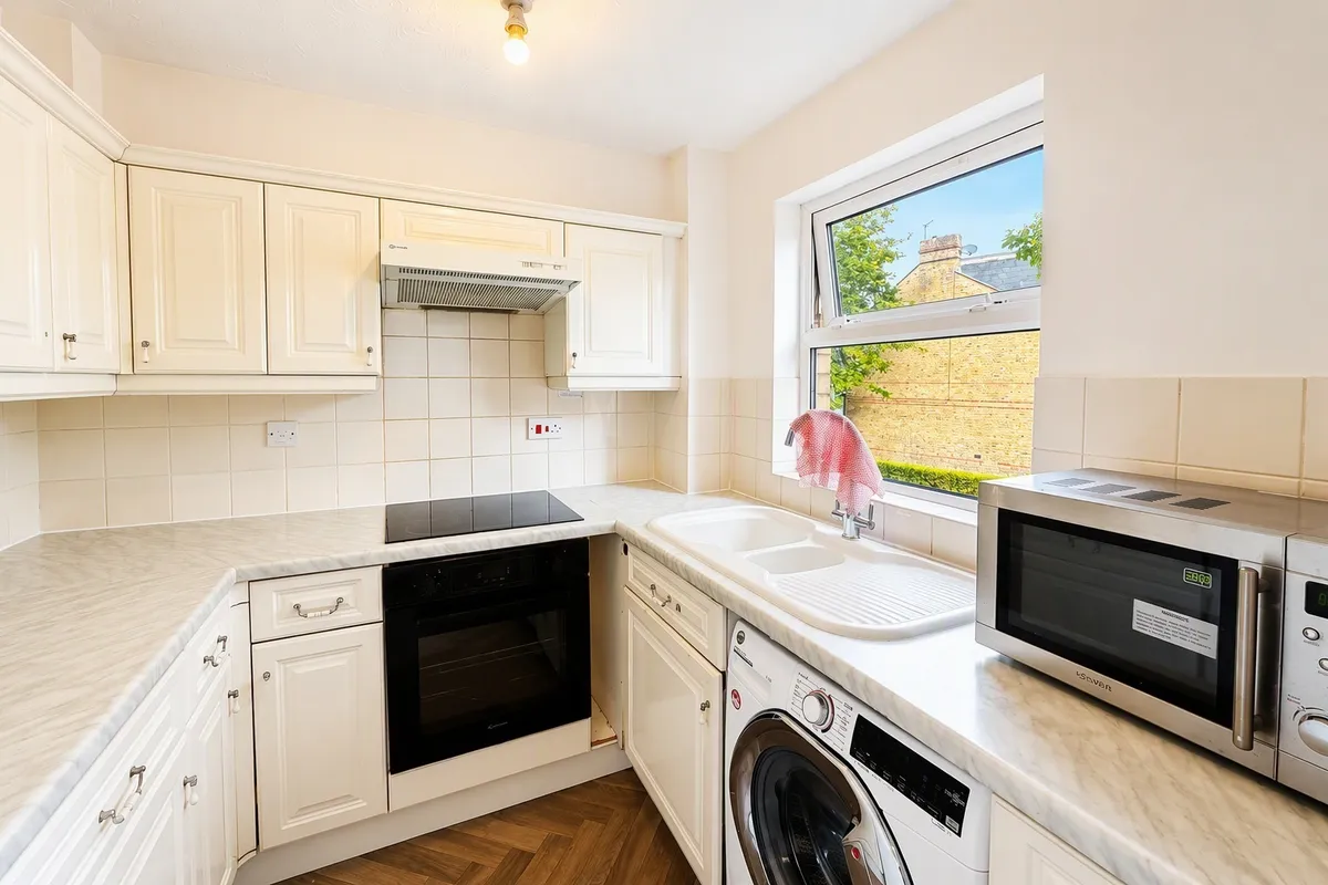 Flat Monmouth Close in Greater London