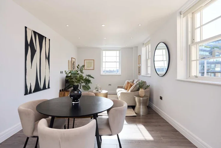 Flat Rivers House in Greater London