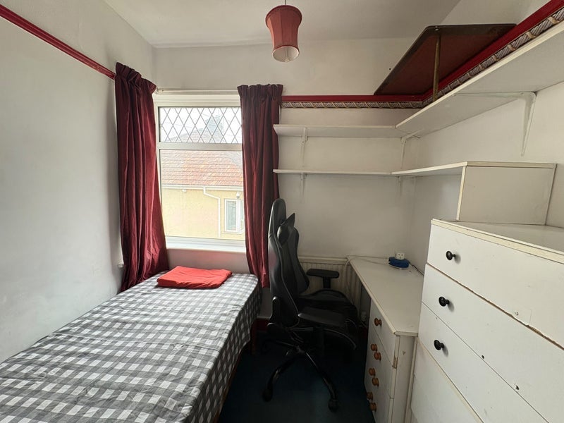 Room Briavels Grove in Bristol