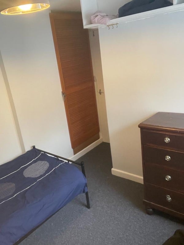 Room Briavels Grove in Bristol