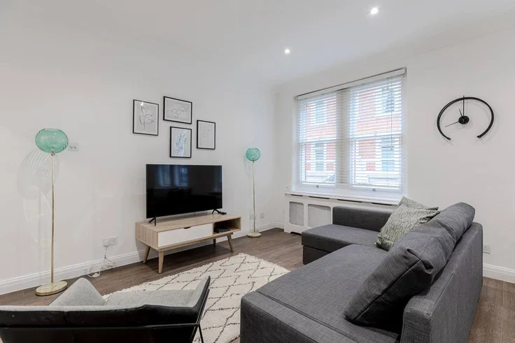 Flat Nassau Street in City of Westminster