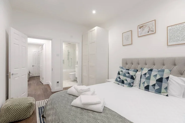 Flat Nassau Street in City of Westminster