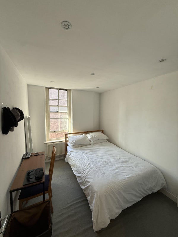 Room Boundary Street in Greater London