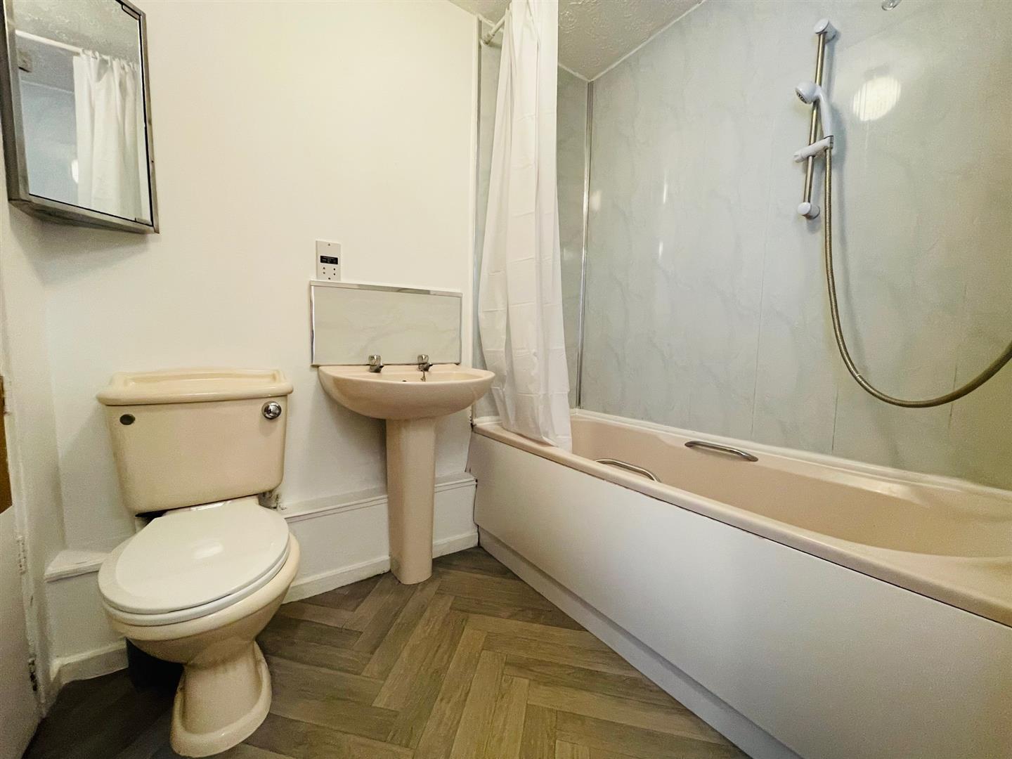 Flat Pickering Close in Leicester