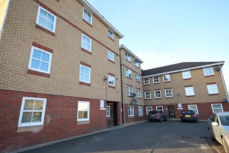 Flat Henry Bird Way in Northampton