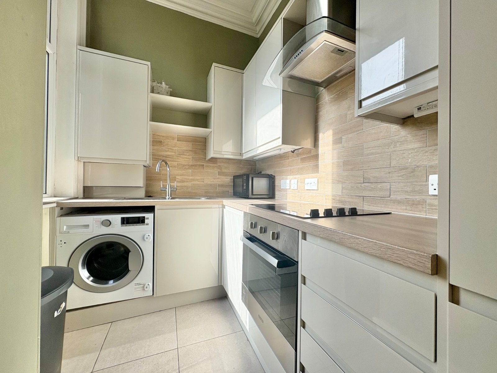 Flat Weetwood Avenue in Leeds