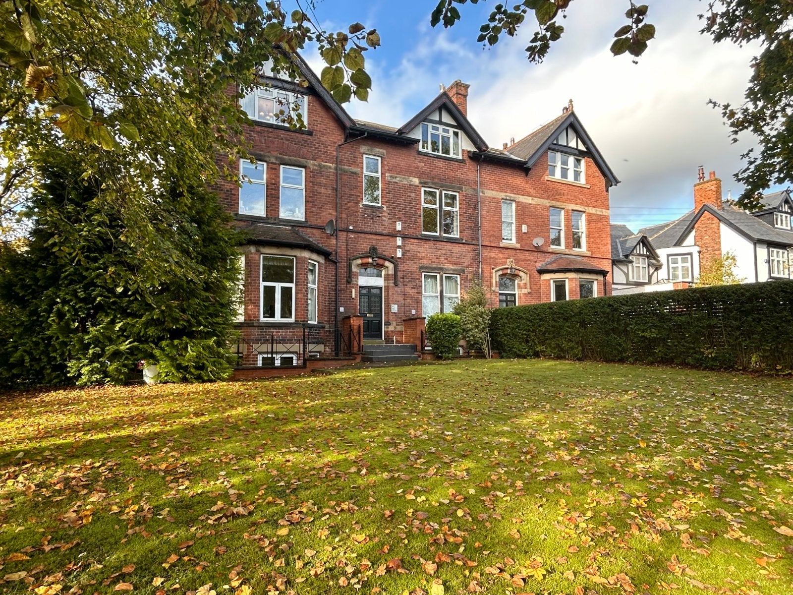 Flat Weetwood Avenue in Leeds