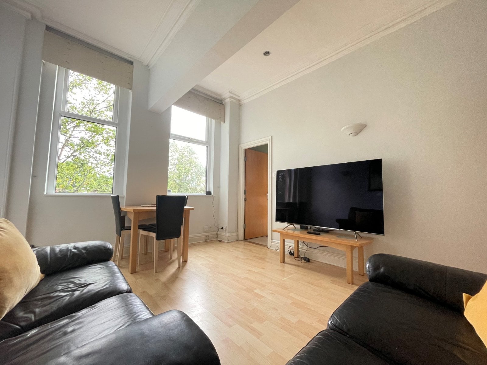 Flat Weetwood Avenue in Leeds