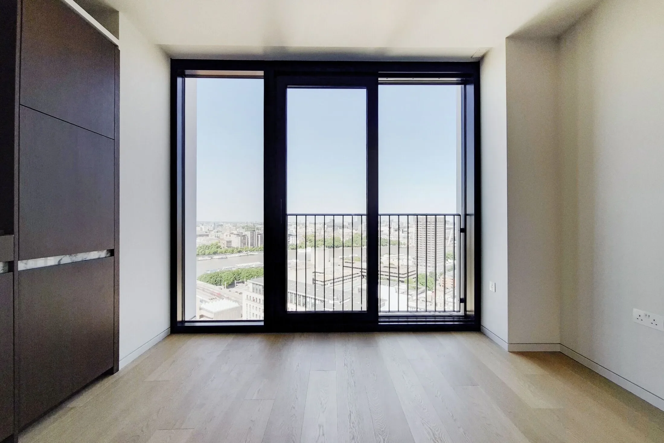 Flat Sutton Walk in Greater London