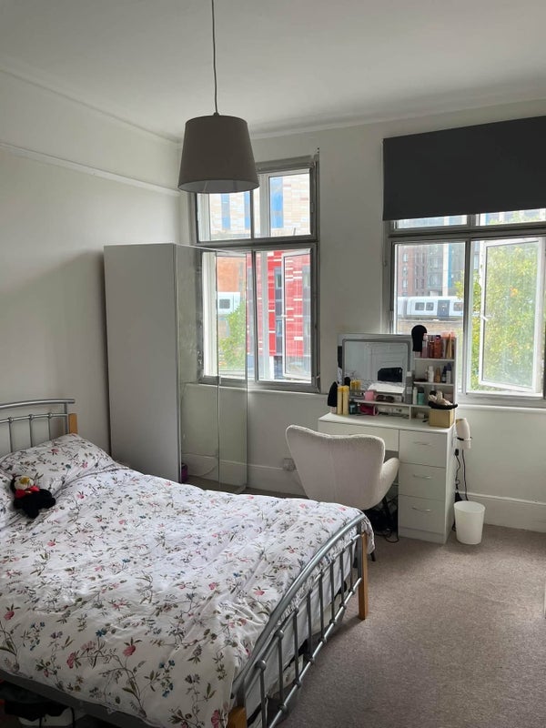 Flat Langley Lane in Greater London