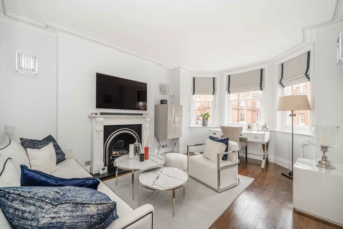 Flat Queen's Club Gardens in Greater London