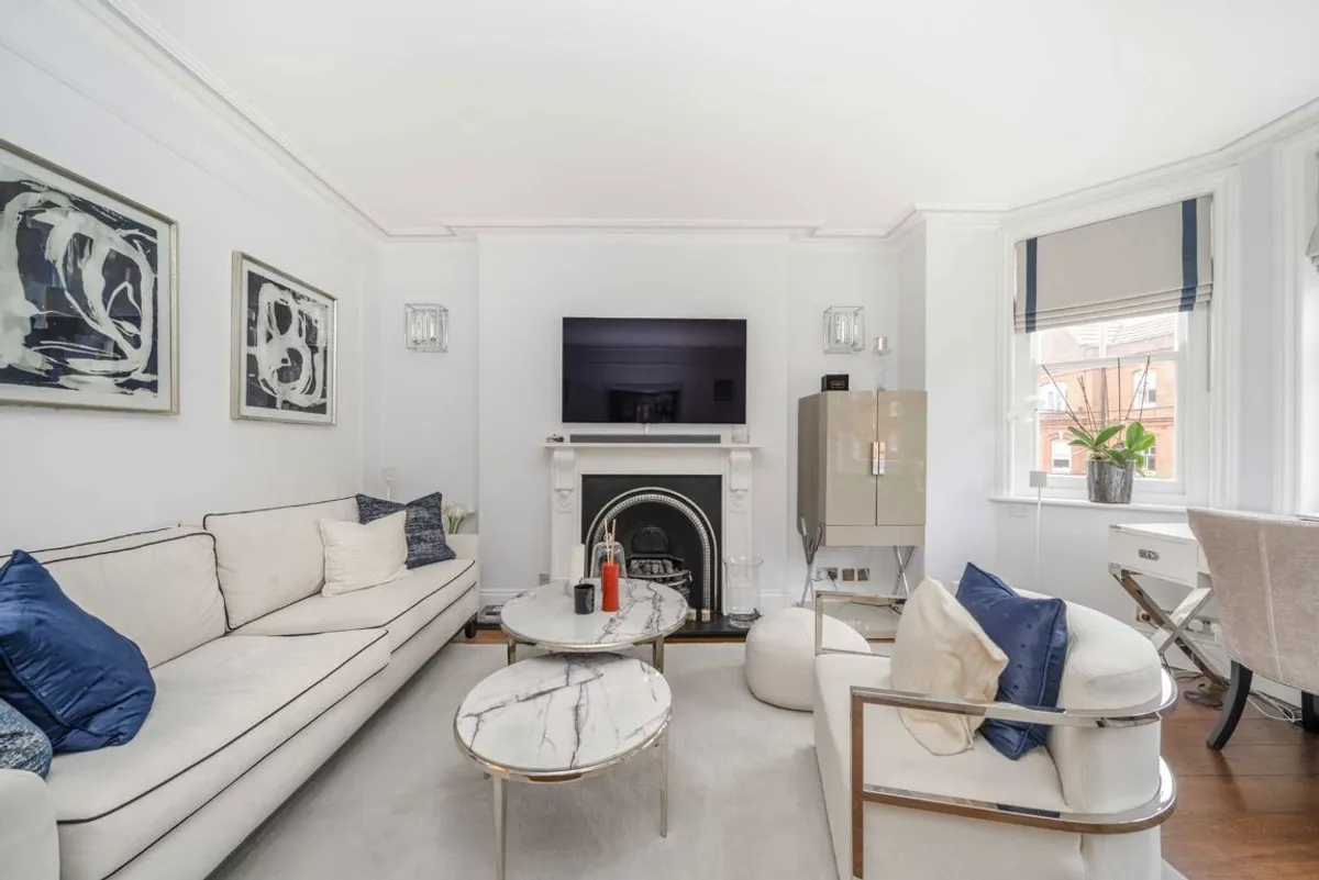 Flat Queen's Club Gardens in Greater London