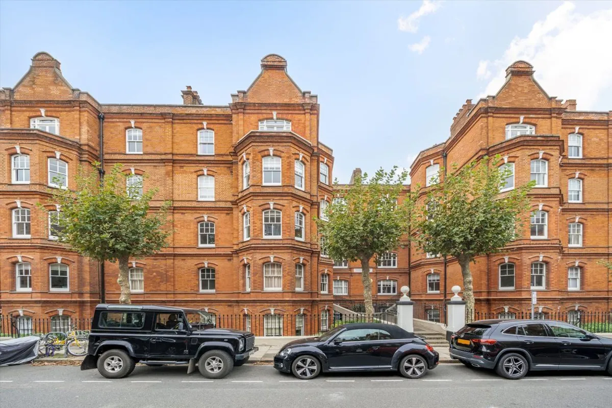 Flat Queen's Club Gardens in Greater London