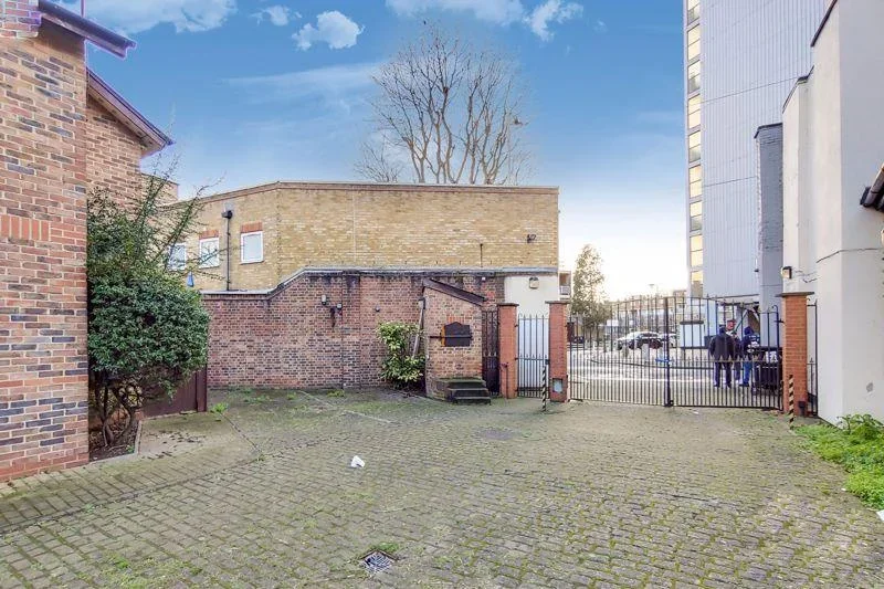 House Lamplighter Close in Greater London