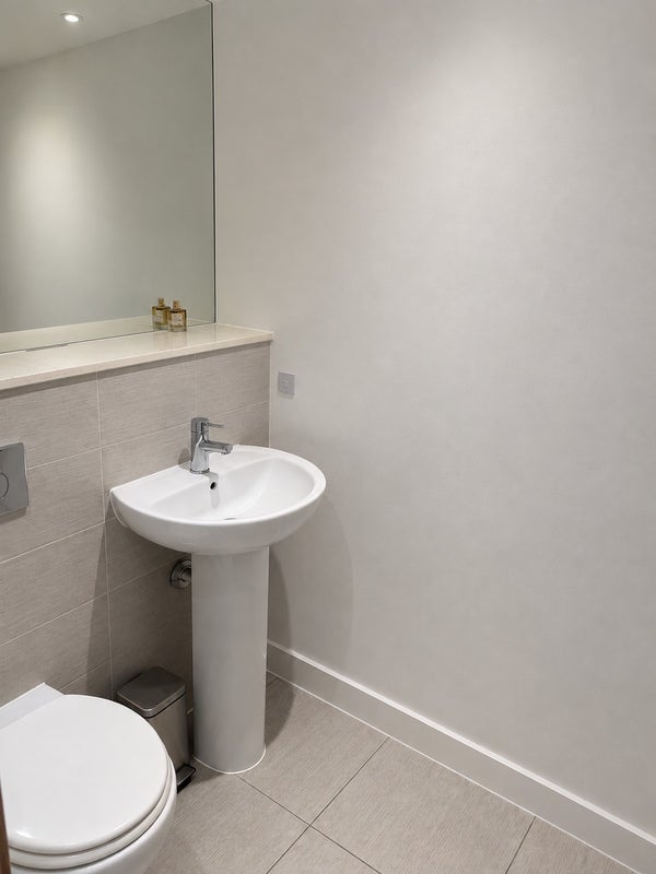 Room Elmira Way in Salford