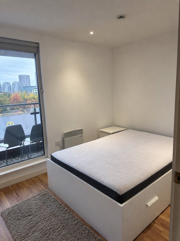 Room Elmira Way in Salford