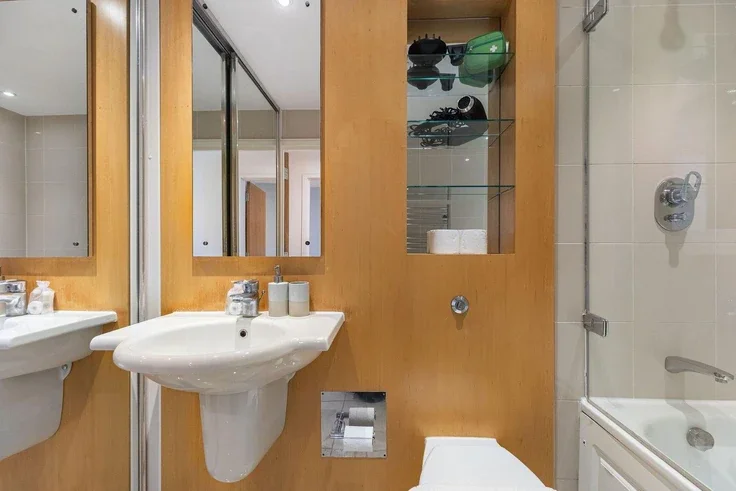 Flat Pepys Street in City of London