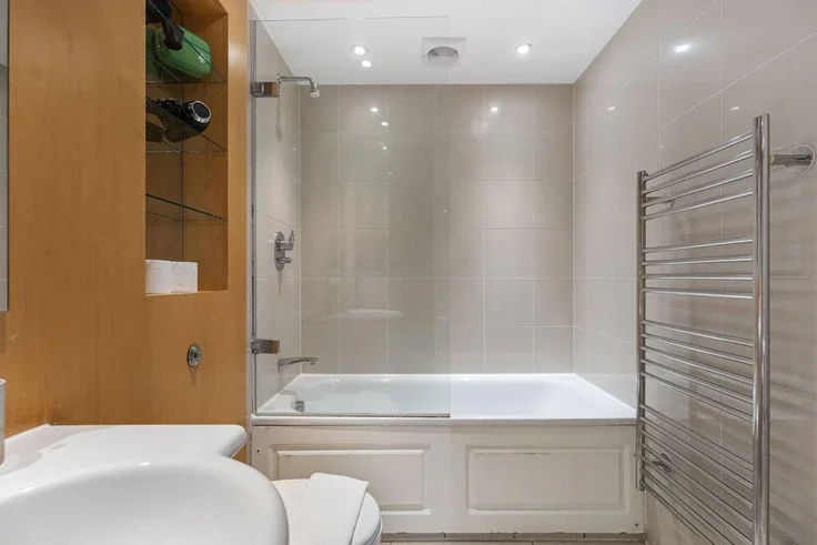 Flat Pepys Street in City of London