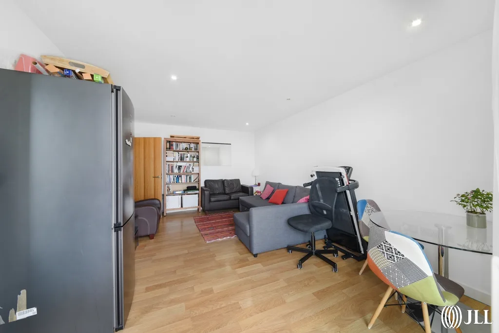 Flat Queen's Drive in Greater London